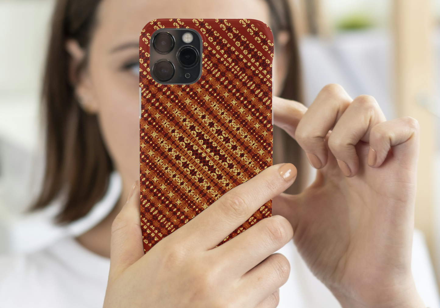 A crochet-inspired freeform effect geometric pattern phone case cover
