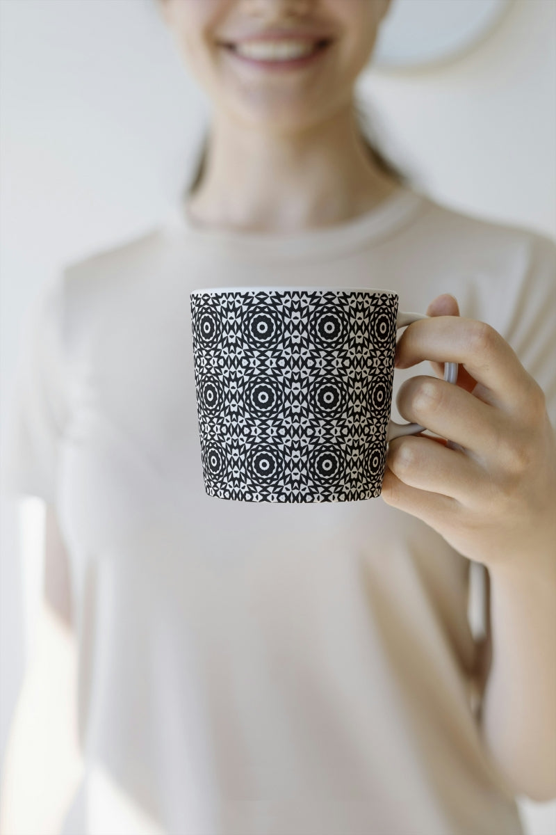 Monochrome Maze Crochet-Inspired Floral Seamless Pint