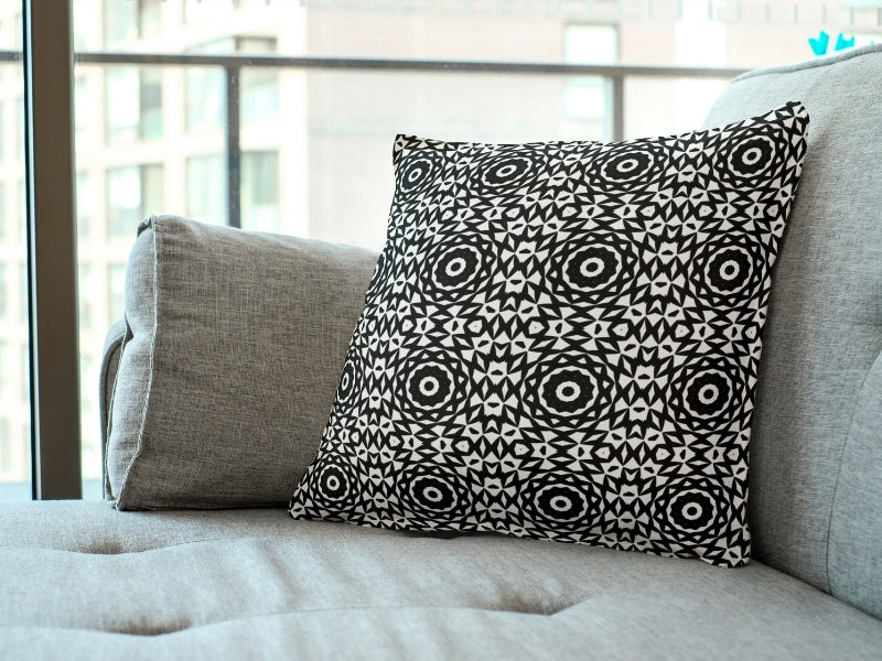 Monochrome Maze Crochet-Inspired Floral Seamless Pint