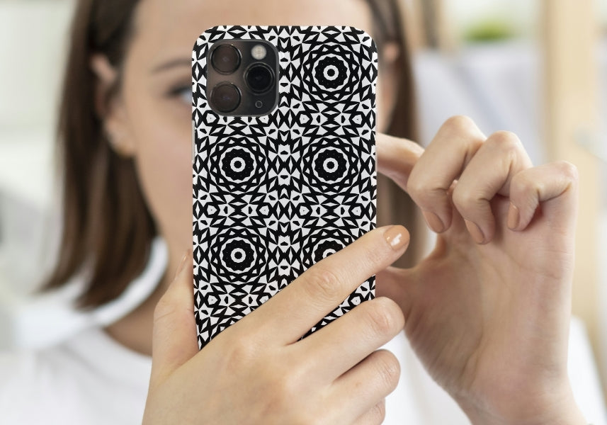 Monochrome Maze Crochet-Inspired Floral Seamless Pint